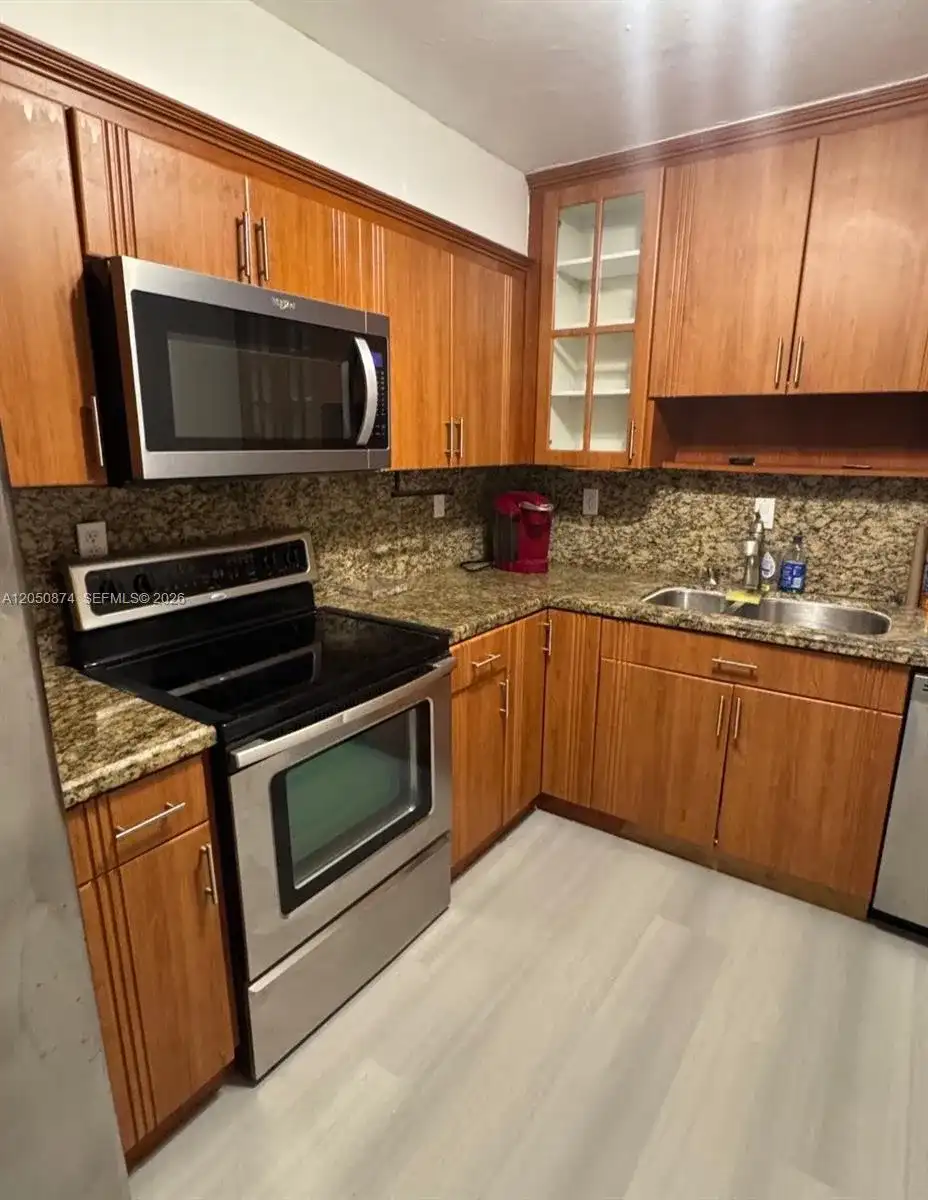 7300 NW 17th St # 408, Plantation FL 33313