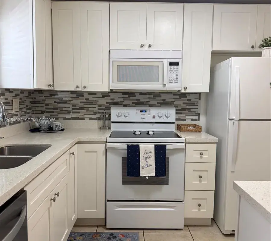 9540 Sunrise Lakes Blvd # 208, Sunrise FL 33322