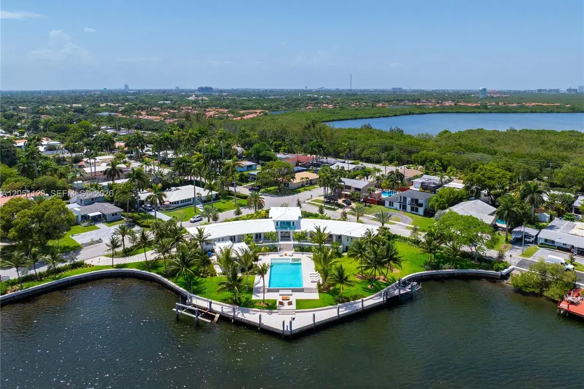 900 N Northlake Dr, Hollywood FL 33019