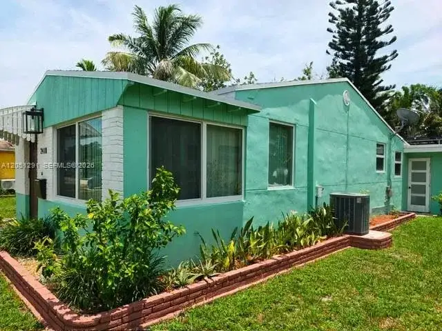 2418 Scott St, Hollywood FL 33020 photo 2