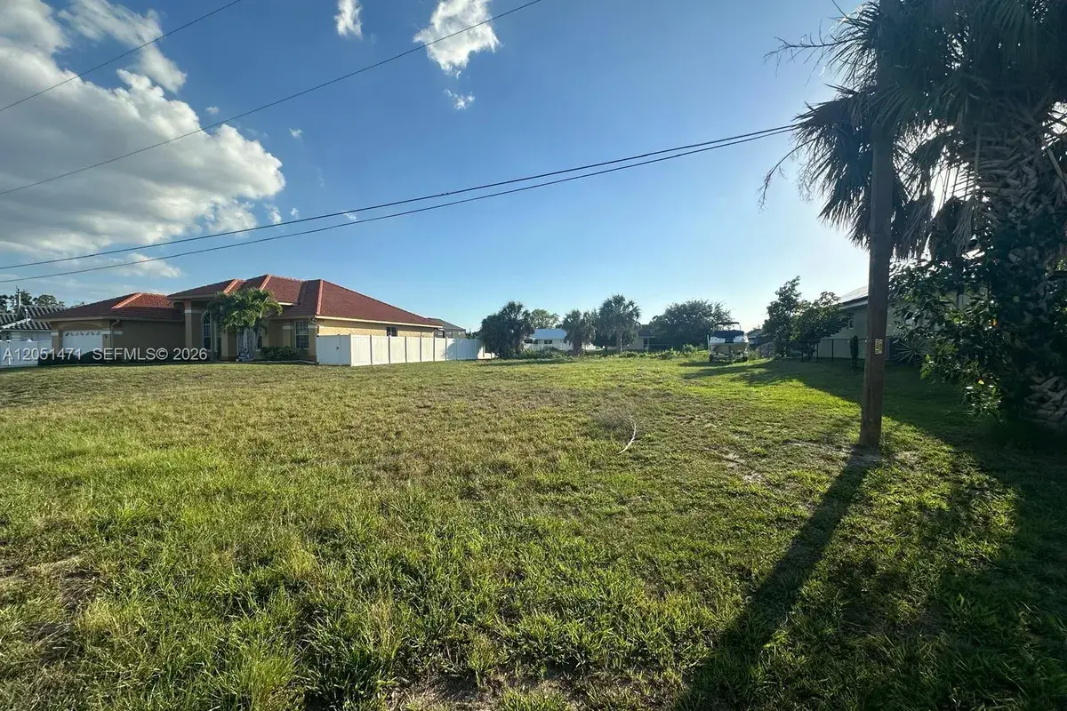 930 SW 8th PL, Cape Coral FL 33991