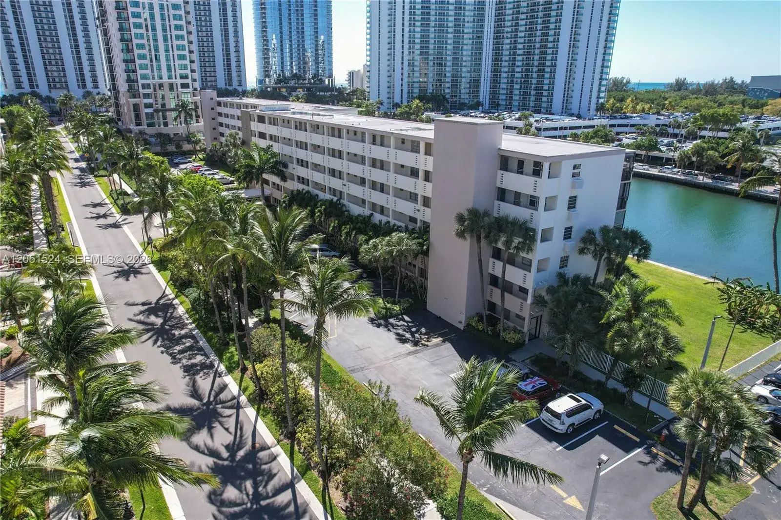 220 Kings Point Dr # 304, Sunny Isles Beach FL 33160