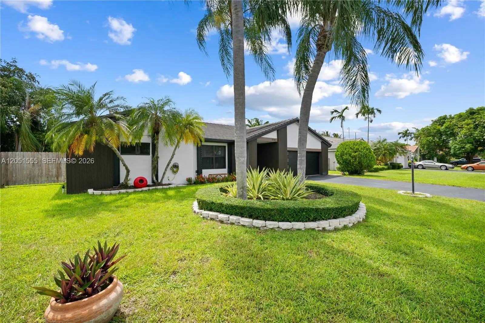 5741 W Waterford Dr, Davie FL 33331