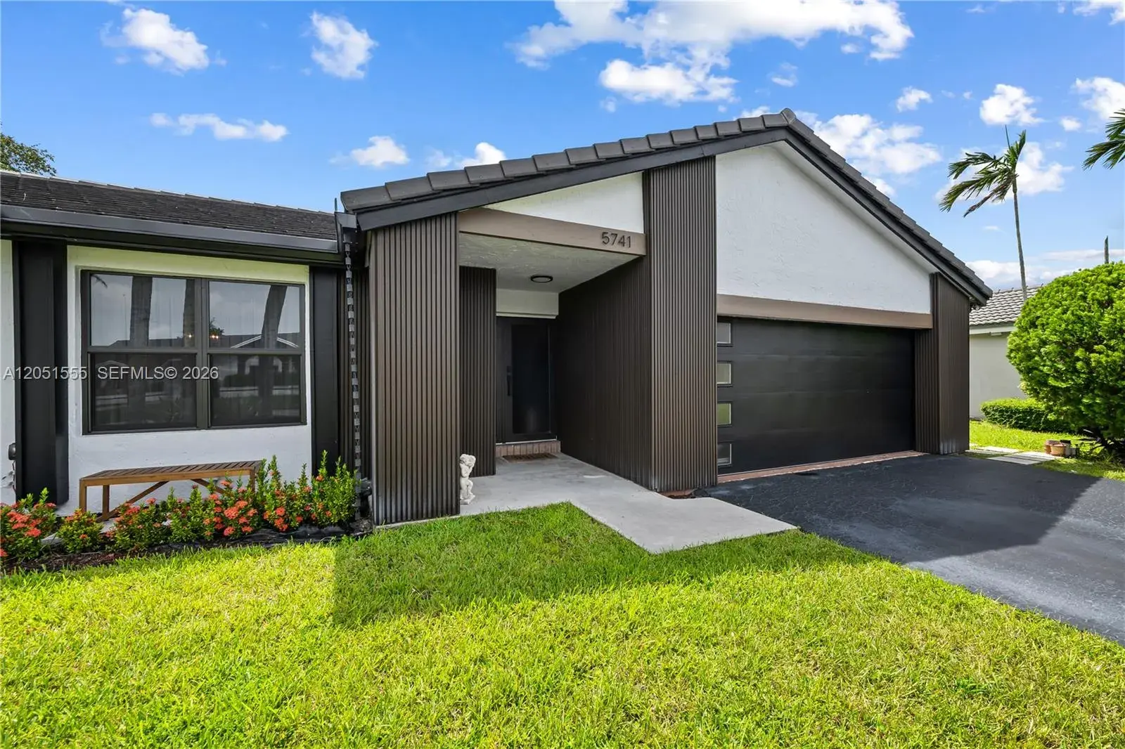 5741 W Waterford Dr, Davie FL 33331