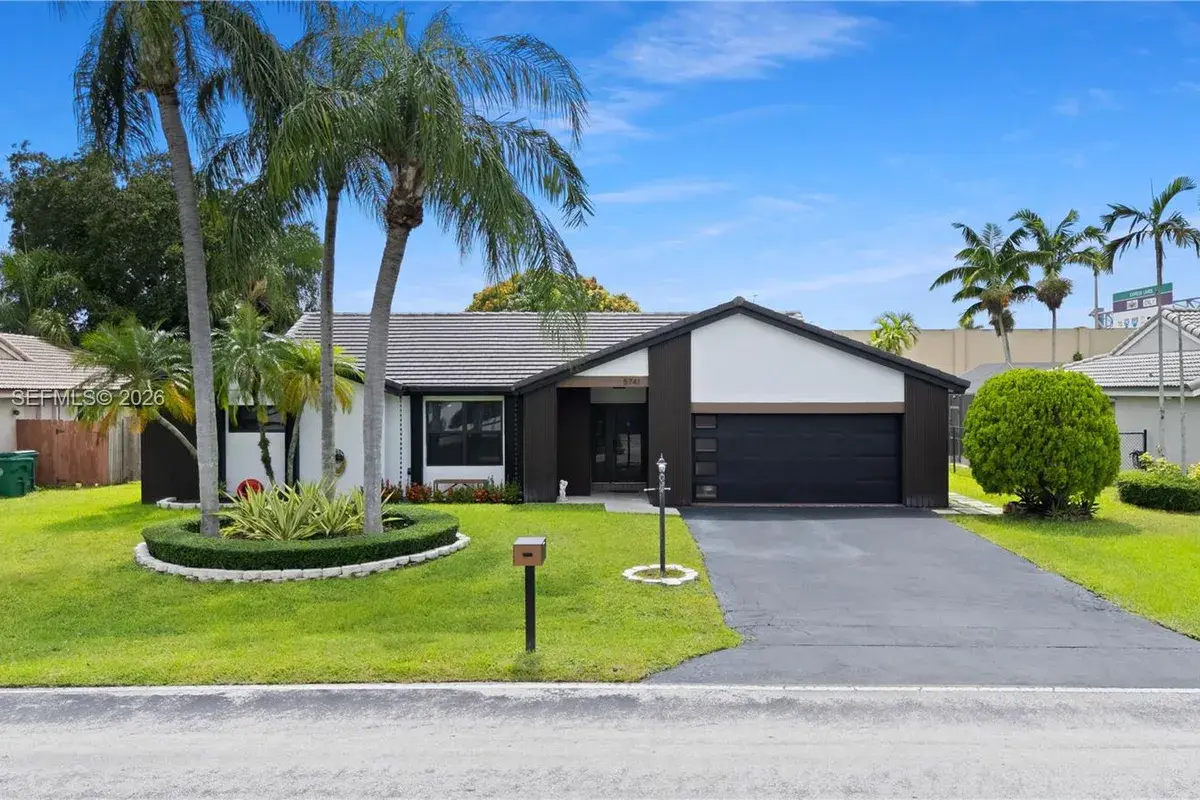 5741 W Waterford Dr, Davie FL 33331