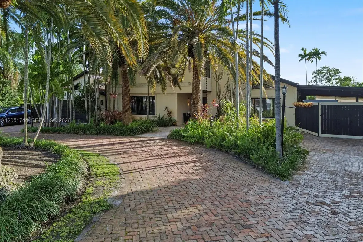 9720 E Calusa Club Dr, Miami FL 33186