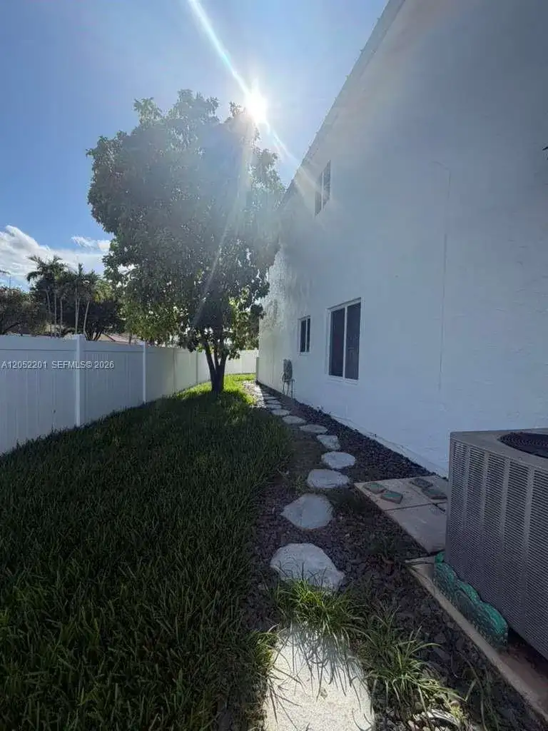 1920 NW 182nd Ter, Pembroke Pines FL 33029 photo 4