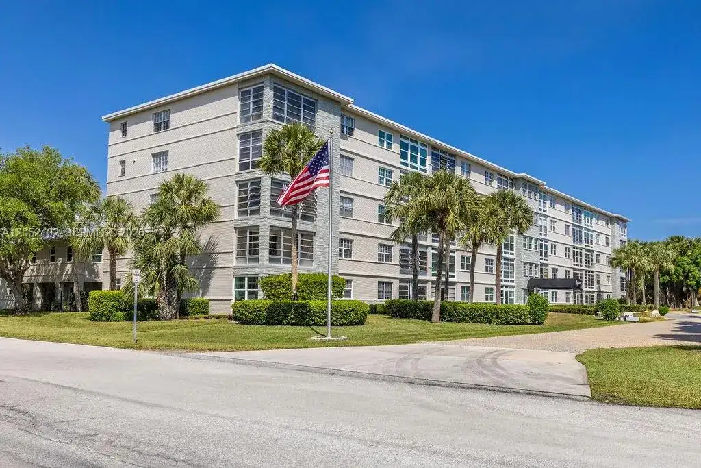 2333 Indian River Blvd # 306, Vero Beach FL 32960 photo 2