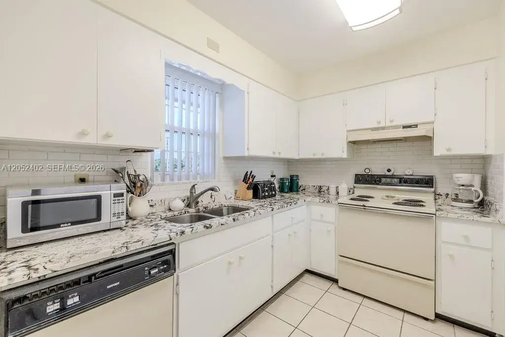 2333 Indian River Blvd # 306, Vero Beach FL 32960