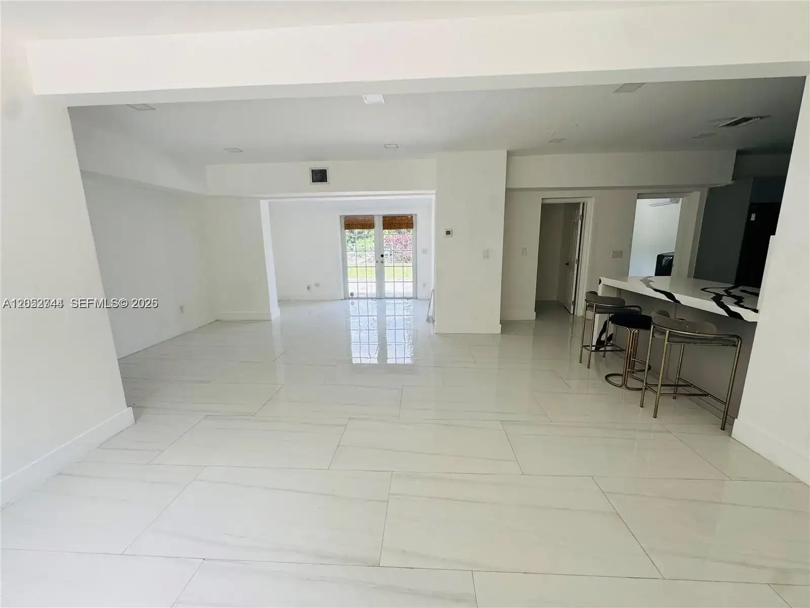 516 La Villa Dr, Miami Springs FL 33166 photo 2
