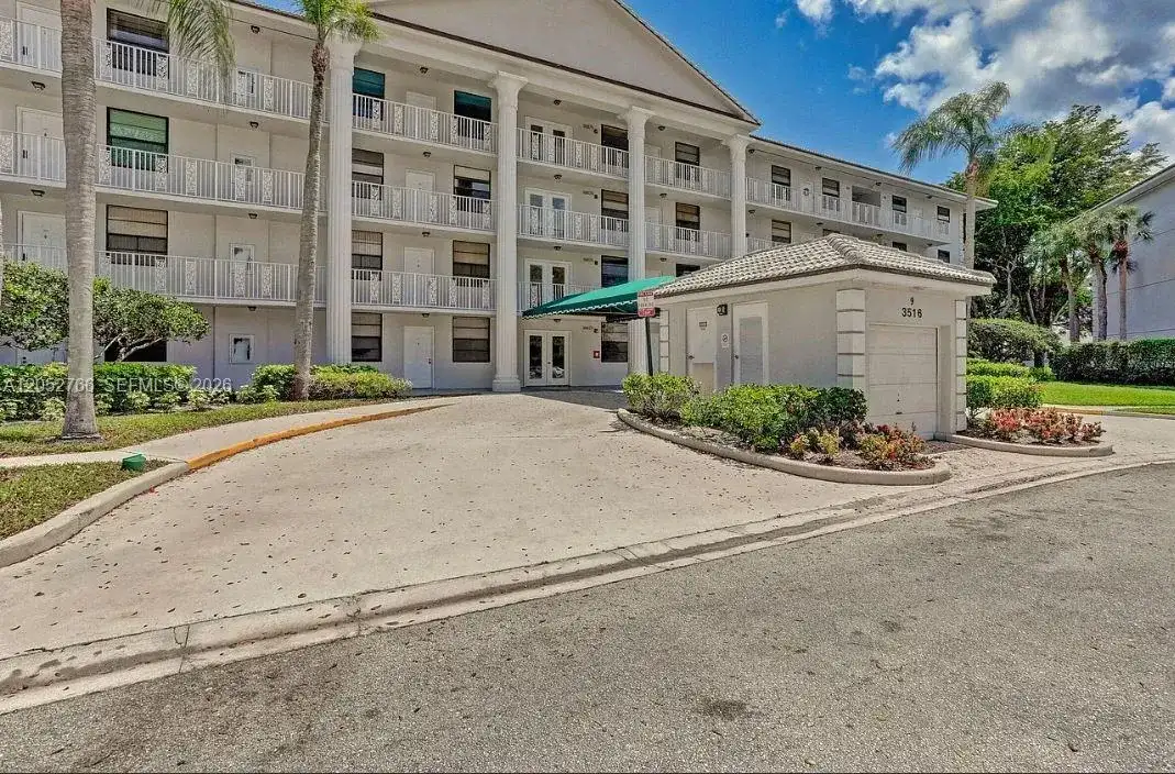 3516 Whitehall Dr # 301, West Palm Beach FL 33401