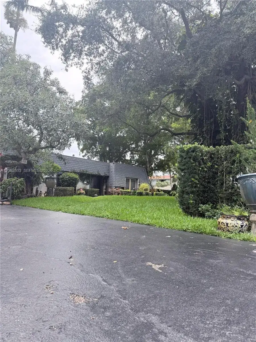 8541 N Lake Dasha Dr, Plantation FL 33324 photo 2