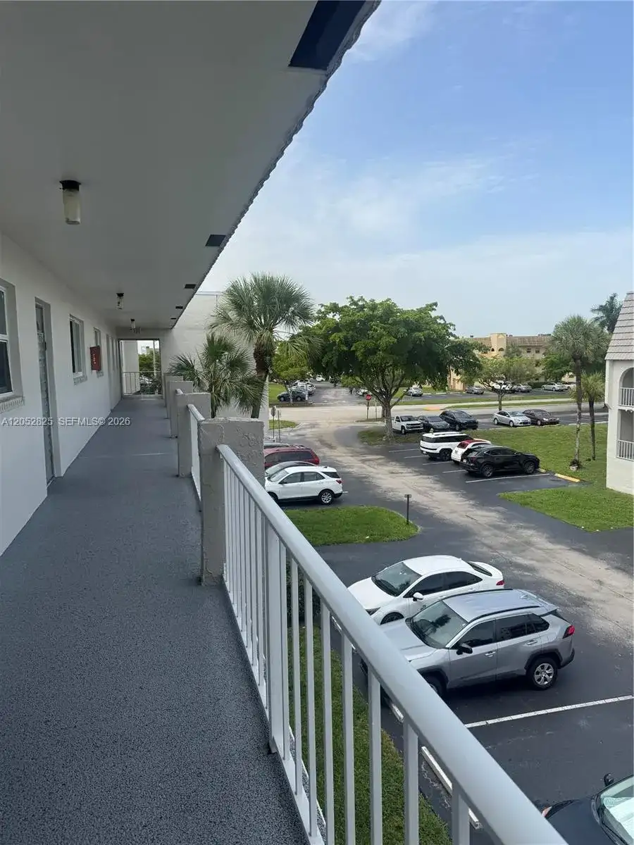 8220 Sunrise Lakes Blvd # 309, Sunrise FL 33322 photo 2