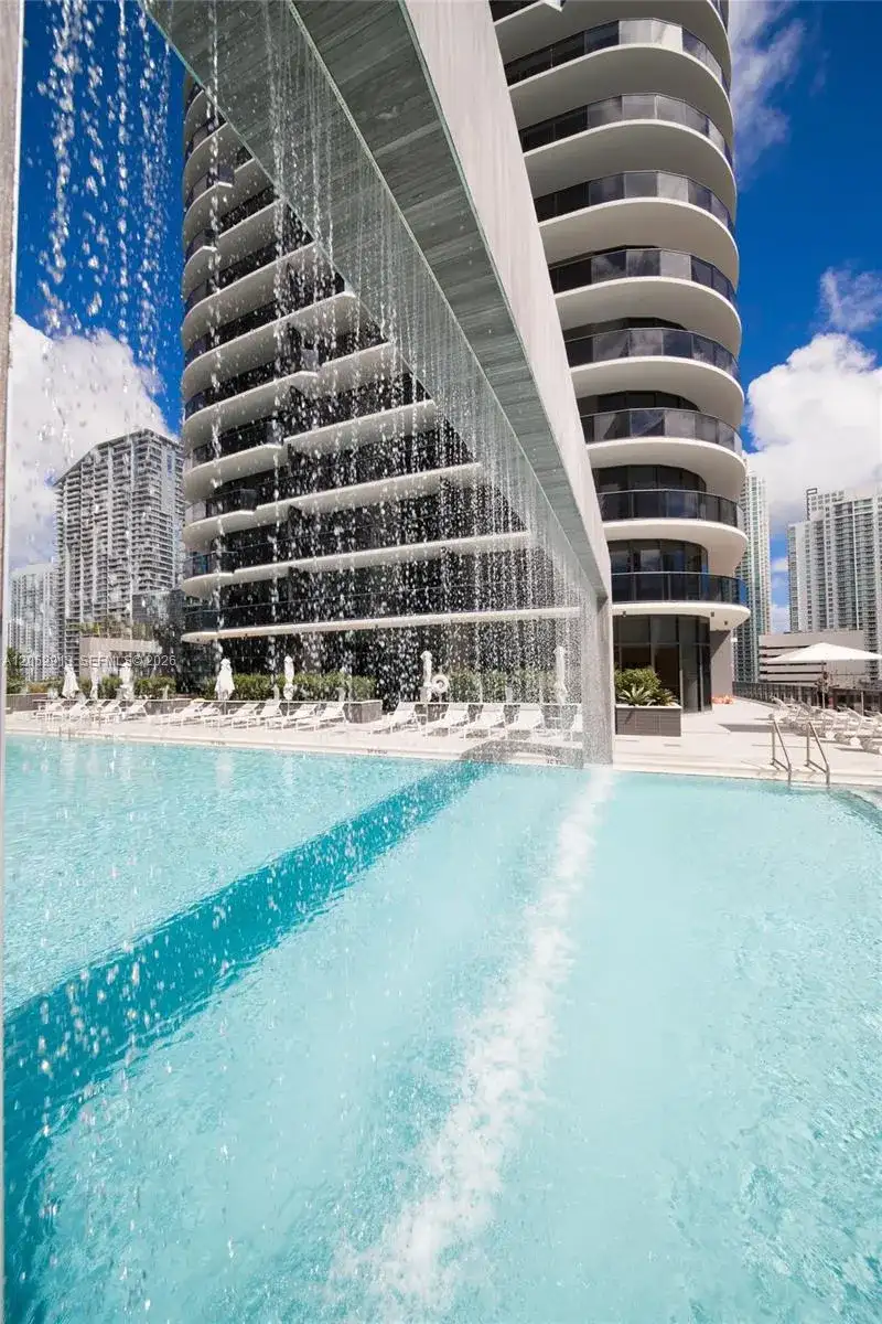 55 SW 9th St # 3207, Miami FL 33130 photo 2