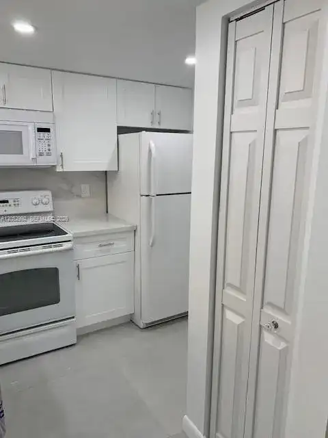 1035 west 77 th st # 304, Hialeah FL 33014