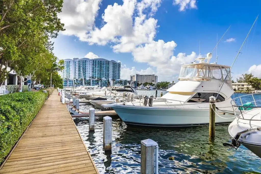 7928 East Dr, North Bay Village FL 33141 photo 2