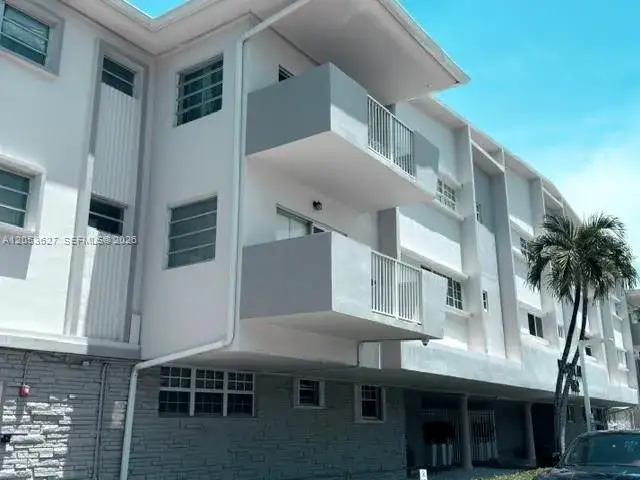 462 Golden Isles Dr # 203, Hallandale Beach FL 33009