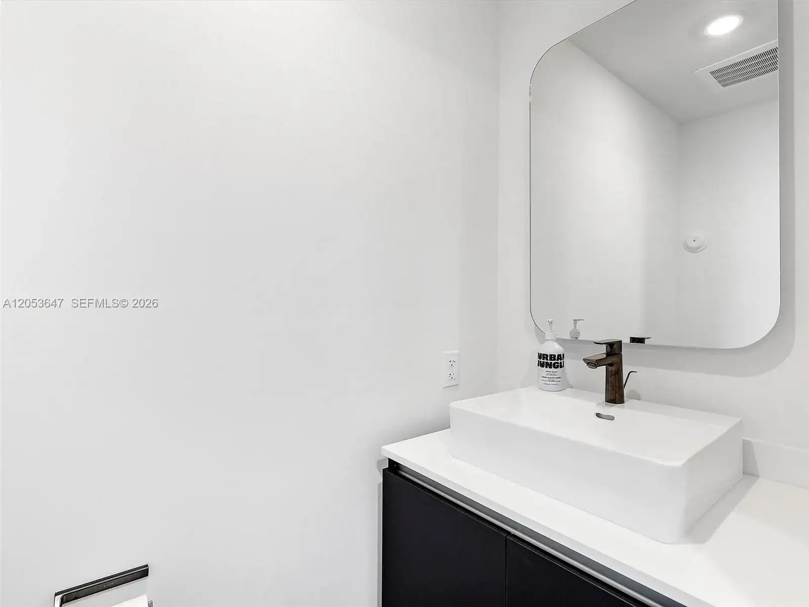 227 NE 2nd St # 2706, Miami FL 33132 photo 4