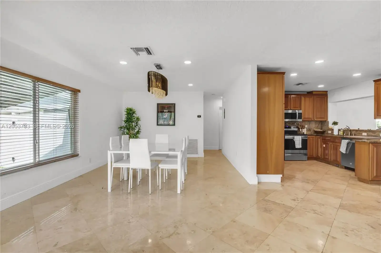 2424 NE 18th Ave, Wilton Manors FL 33305 photo 2