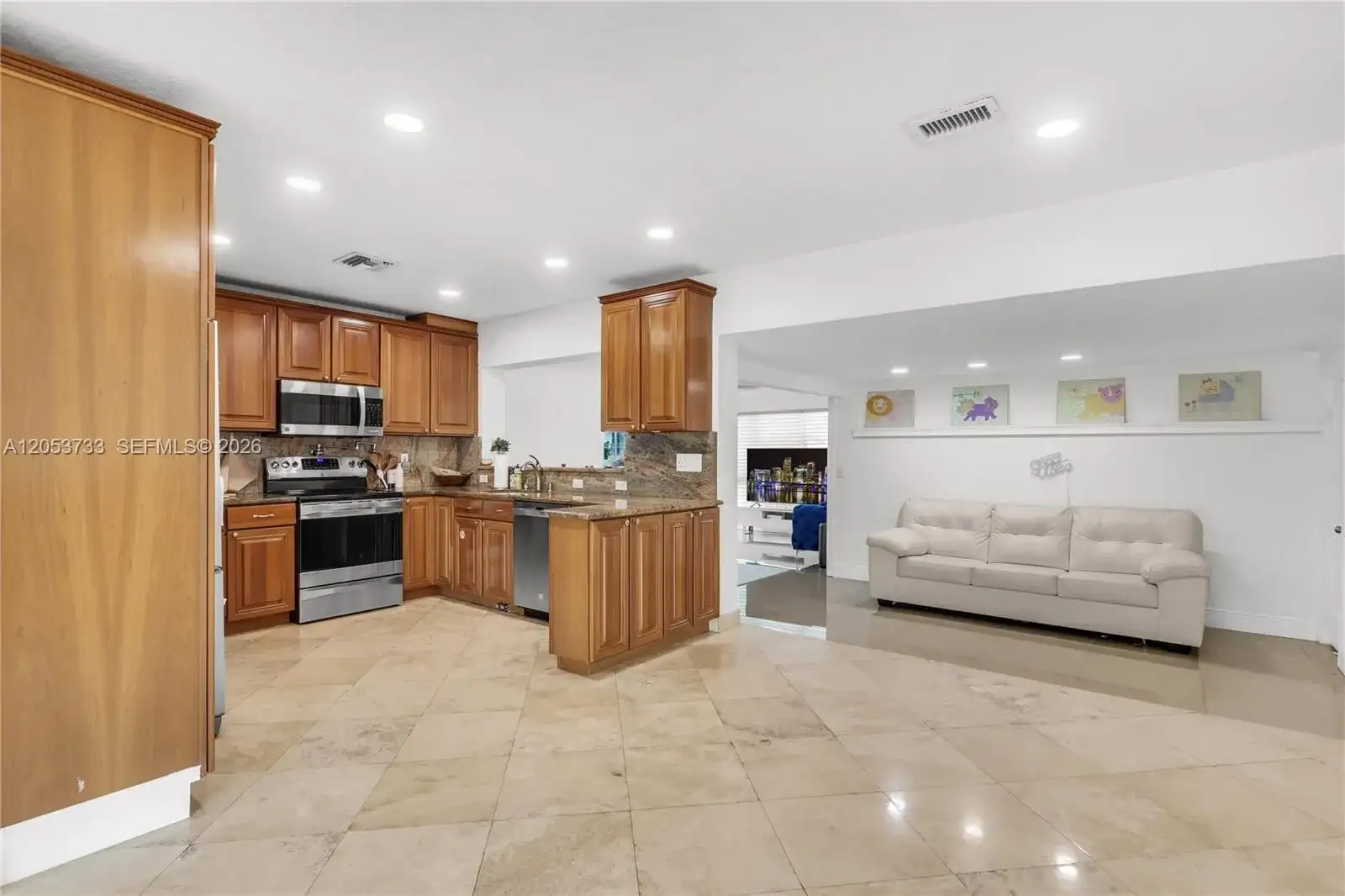 2424 NE 18th Ave, Wilton Manors FL 33305 photo 4