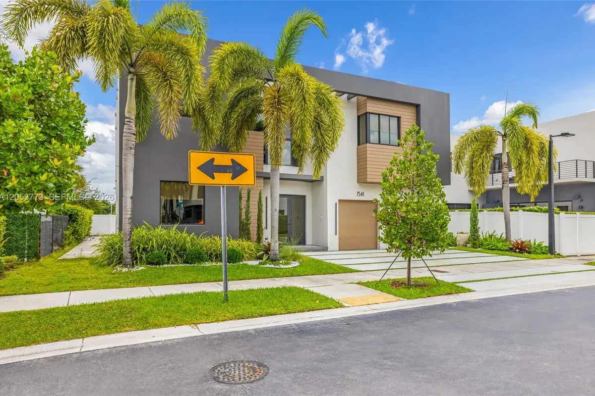 7541 NW 100th Ave, Doral FL 33178