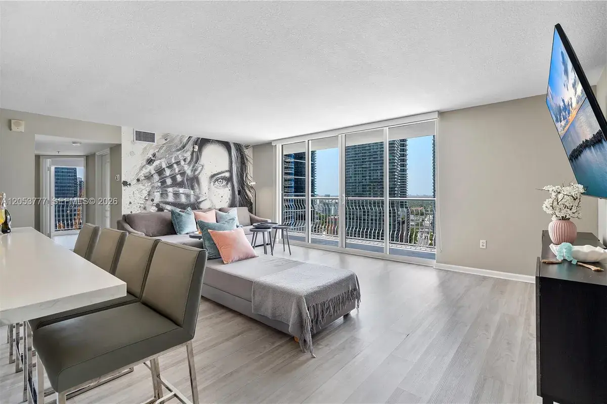 1200 Brickell Bay Dr # 2423, Miami FL 33131