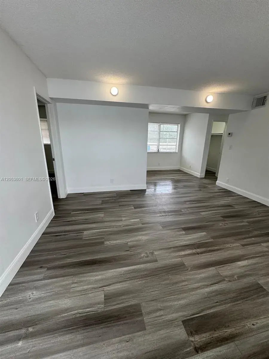 2435 Van Buren St APT 2B, Hollywood FL 33020