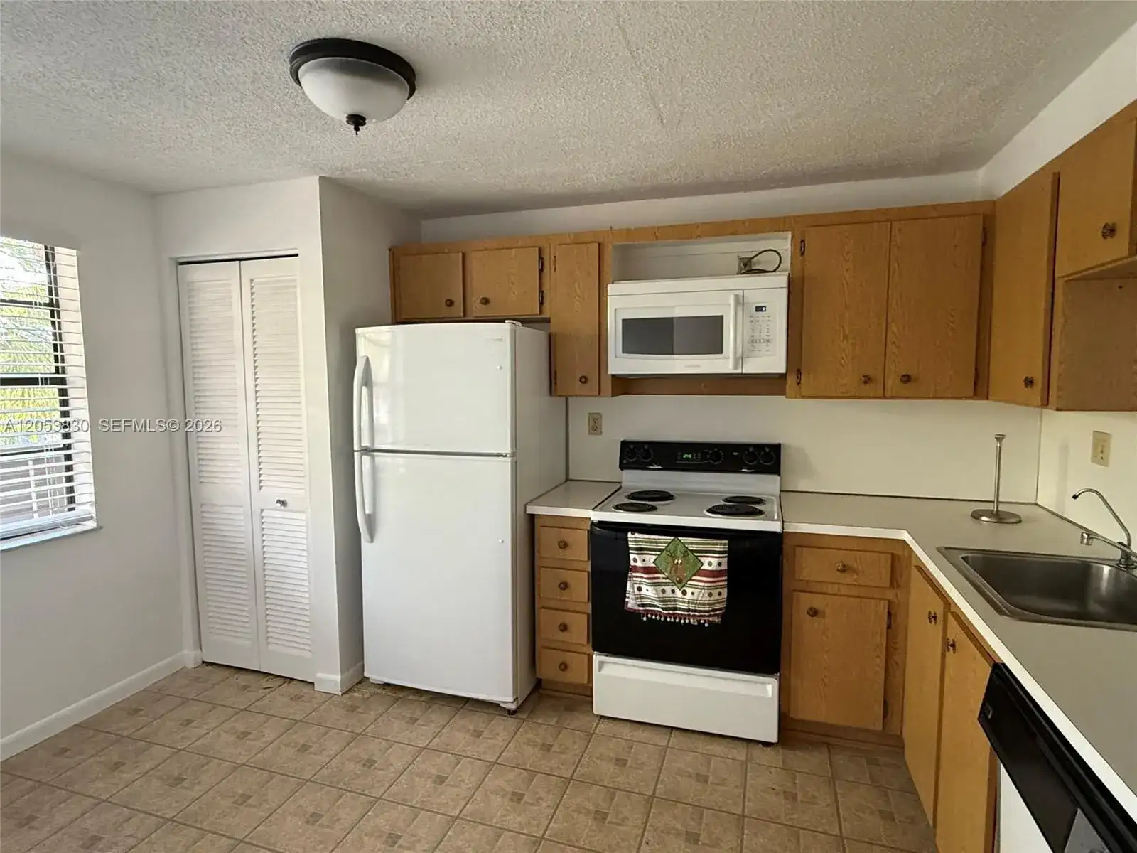 1000 Colony Point Cir # 303, Pembroke Pines FL 33026 photo 2