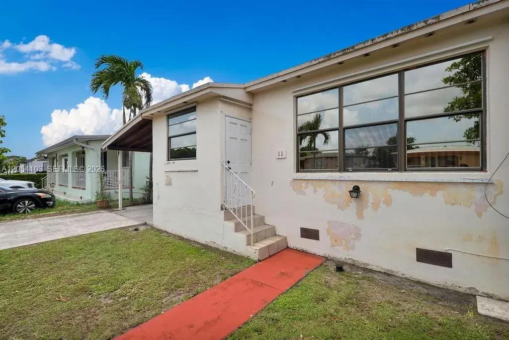 11 W 64th St, Hialeah FL 33012