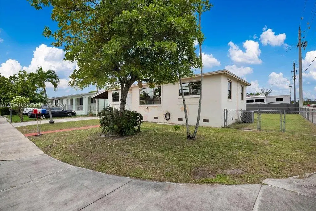 11 W 64th St, Hialeah FL 33012