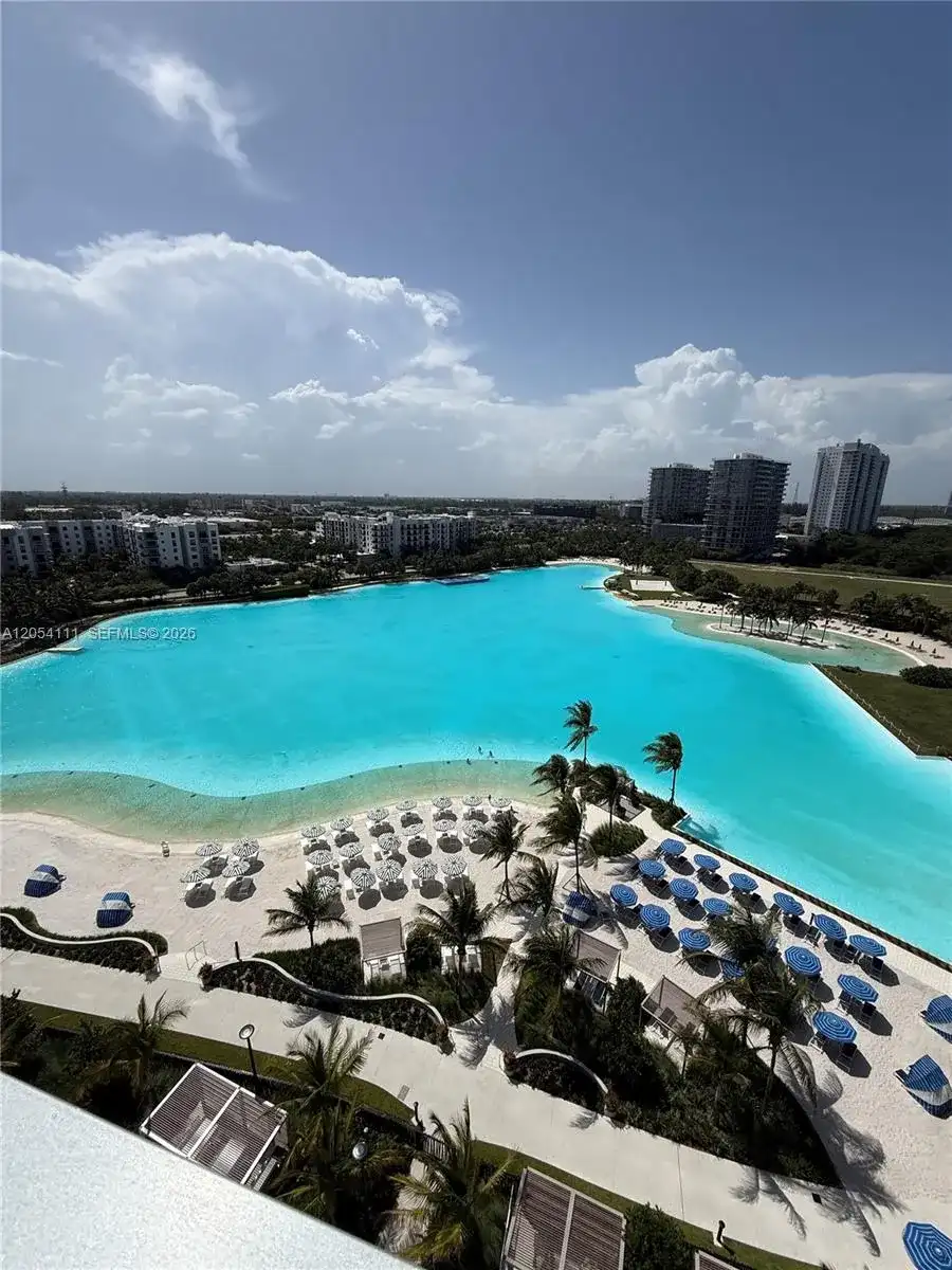 2411 Laguna Cir # 910, Miami FL 33181