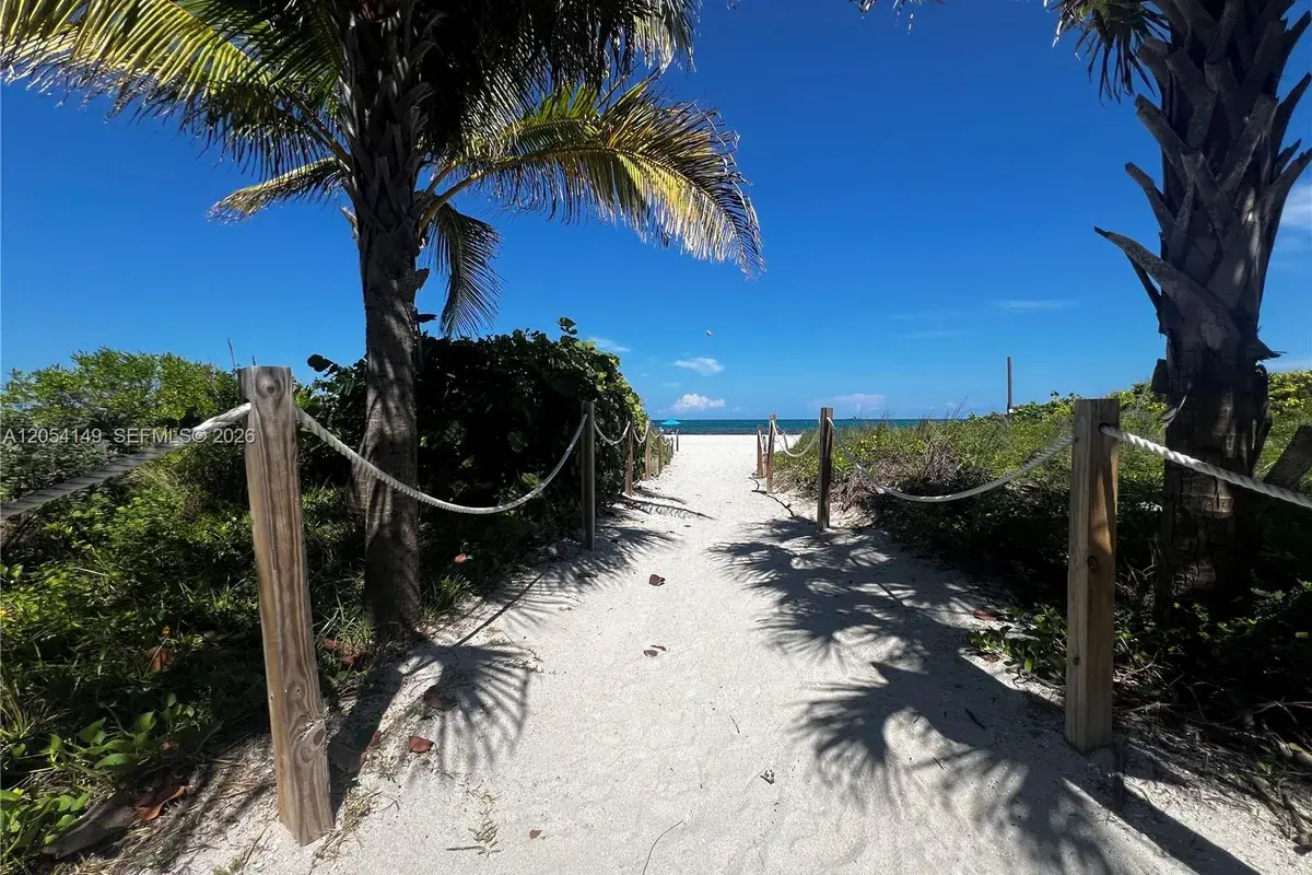 2457 Collins Ave # 402, Miami Beach FL 33140