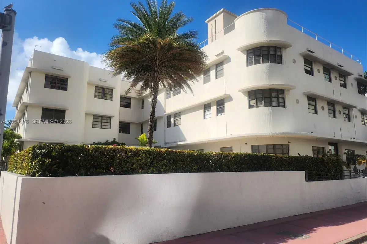 2700 Collins Ave # 202, Miami Beach FL 33140