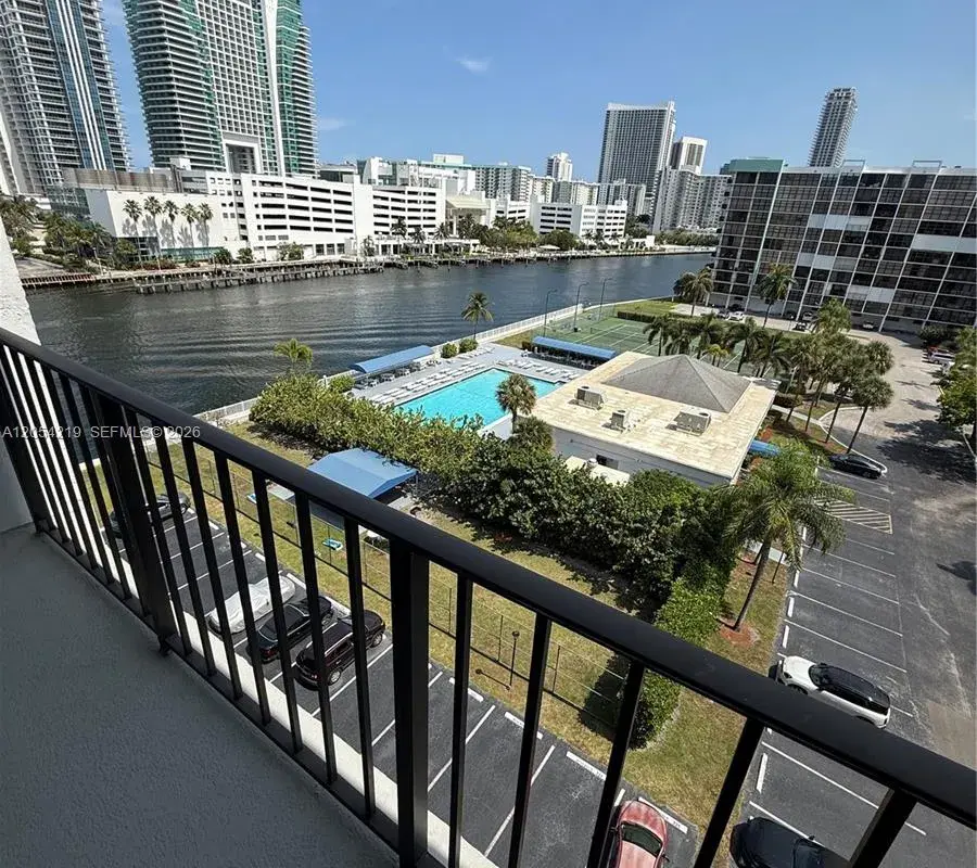 600 Parkview Dr # 818, Hallandale Beach FL 33009