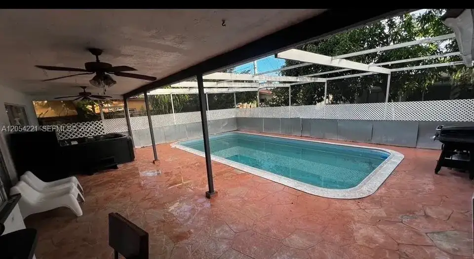 8760 NW 21st St, Sunrise FL 33322 photo 3