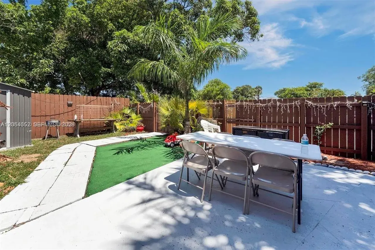 23 SW 8th St, Hallandale Beach FL 33009