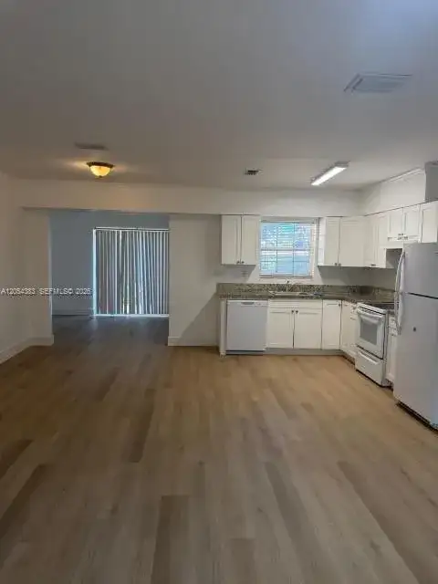 374 NE 171 Street, North Miami Beach FL 33162 photo 4
