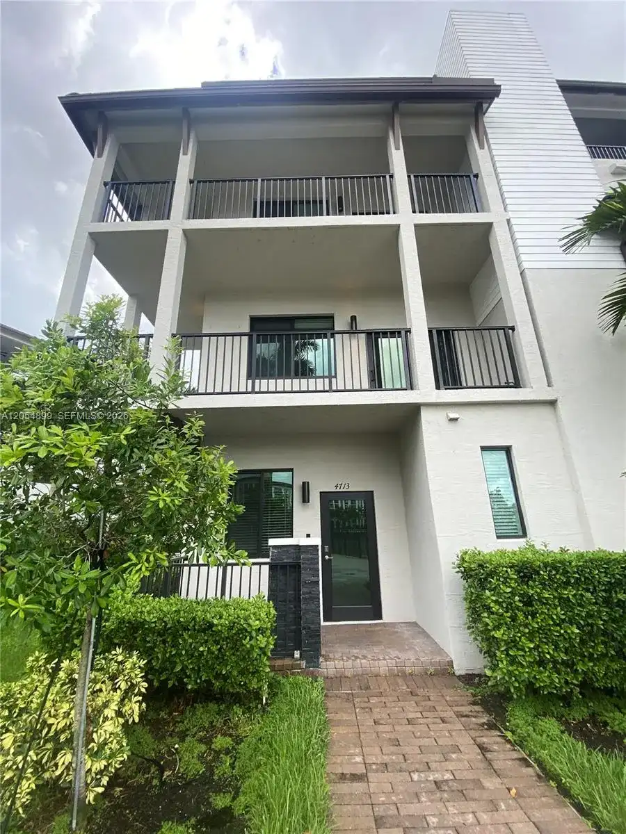 4713 NW 84th Ct, Doral FL 33166