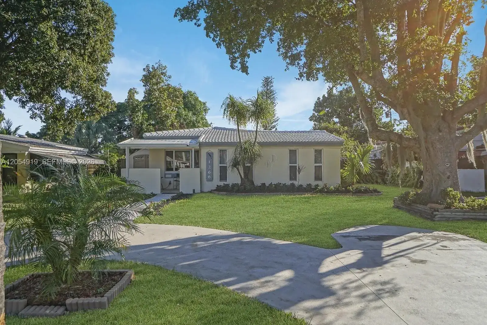 1266 NE 182nd St, North Miami Beach FL 33162 photo 2