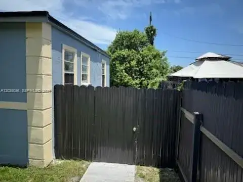 863 NW 139th St, Miami FL 33168 photo 2