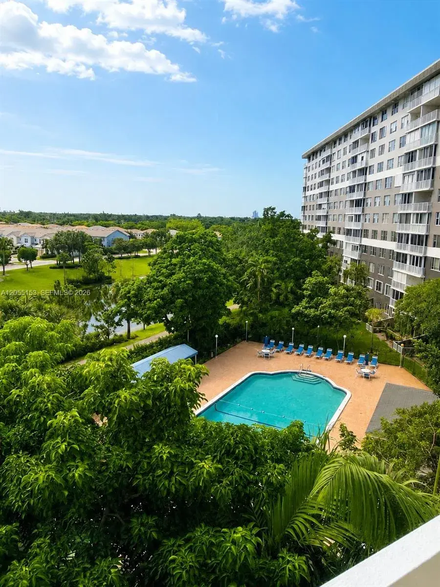 4001 Hillcrest Dr # 614, Hollywood FL 33021
