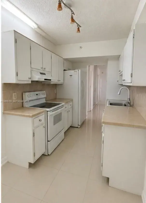 4001 Hillcrest Dr # 614, Hollywood FL 33021