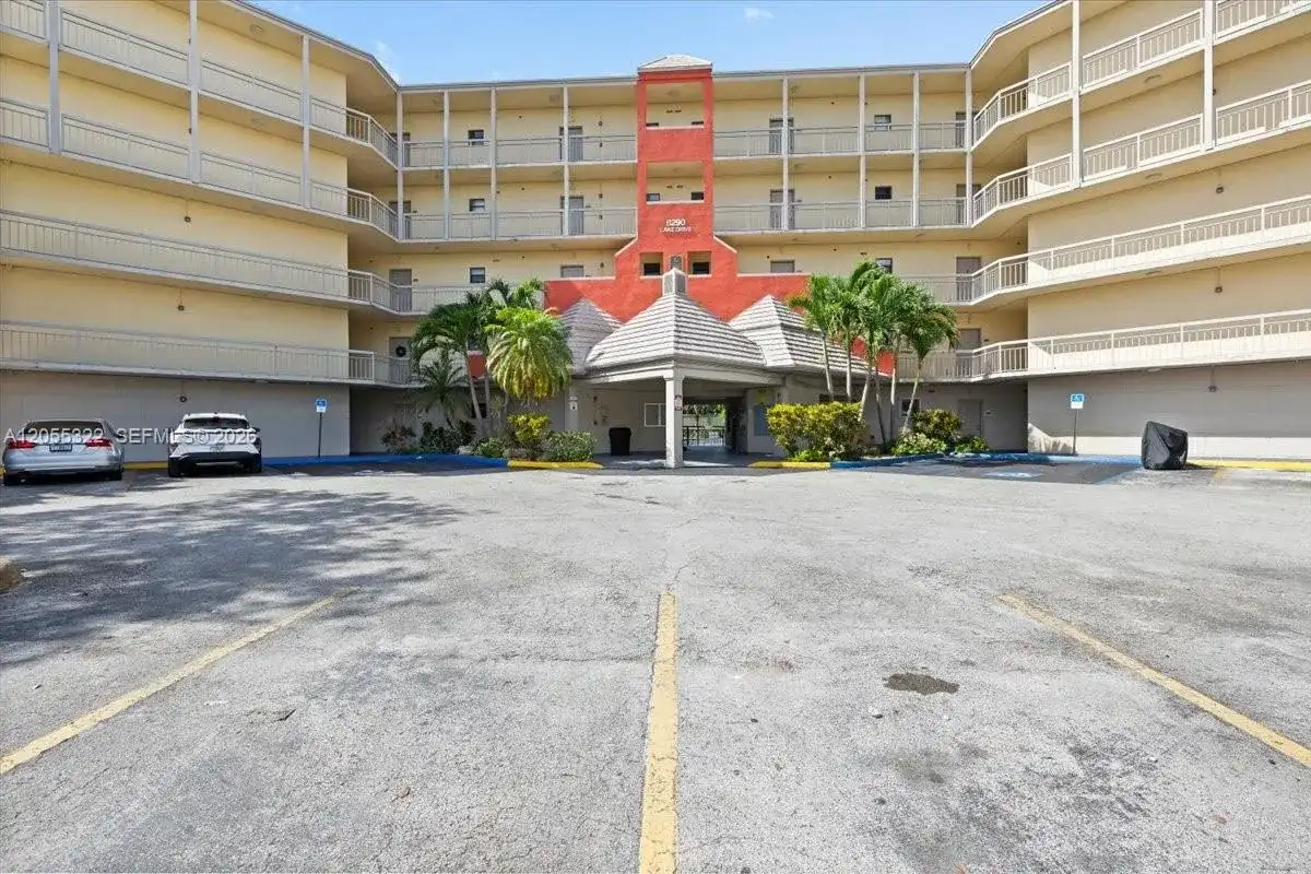 8290 Lake Dr # 130, Doral FL 33166
