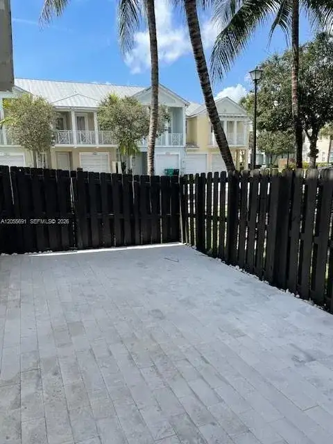 10731 NW 74th Ter, Doral FL 33178 photo 4