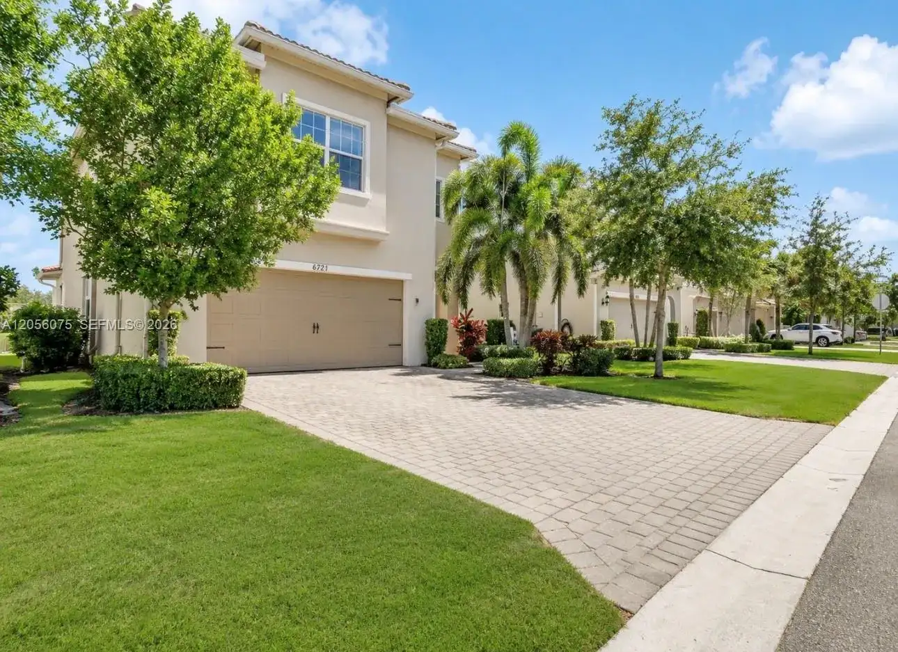 4729 Greenway Dr, Hollywood FL 33021 photo 2