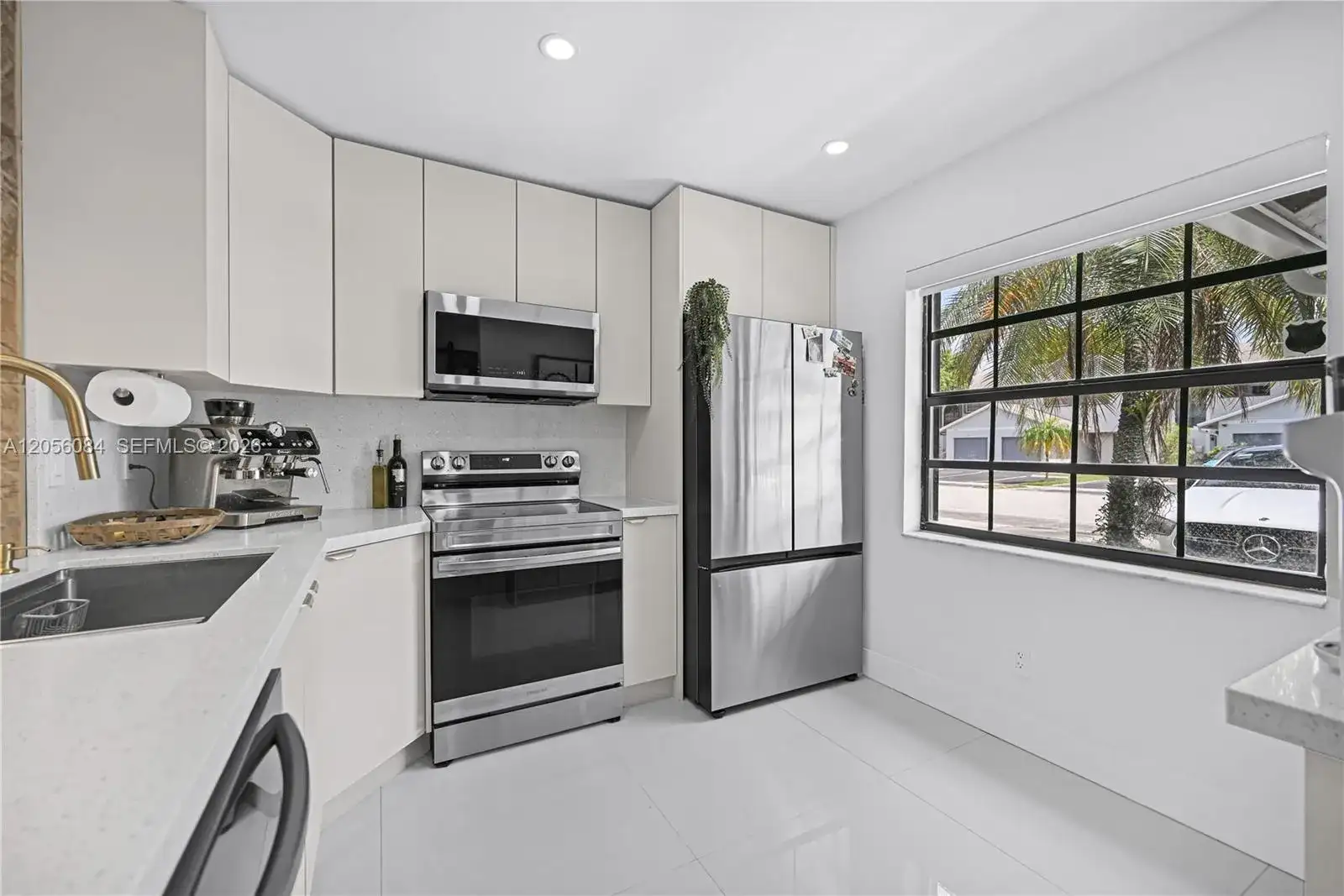 10372 NW 3rd St, Pembroke Pines FL 33026 photo 2