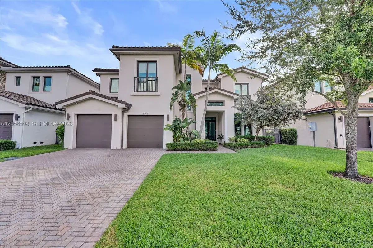 5742 E Brookfield Cir E, Hollywood FL 33312