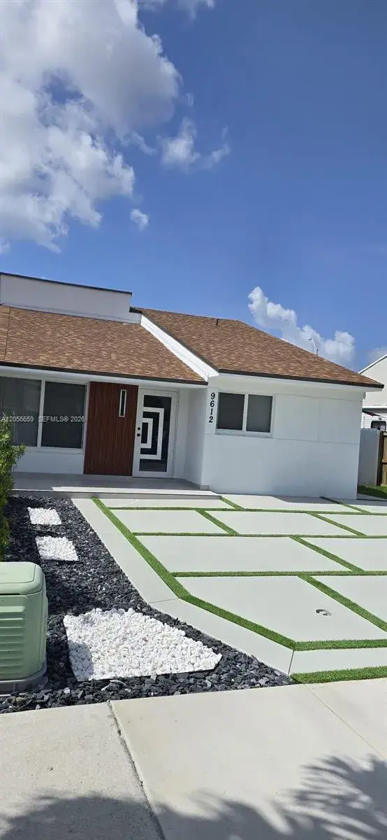 9612 Grand Canal Dr, Miami FL 33174