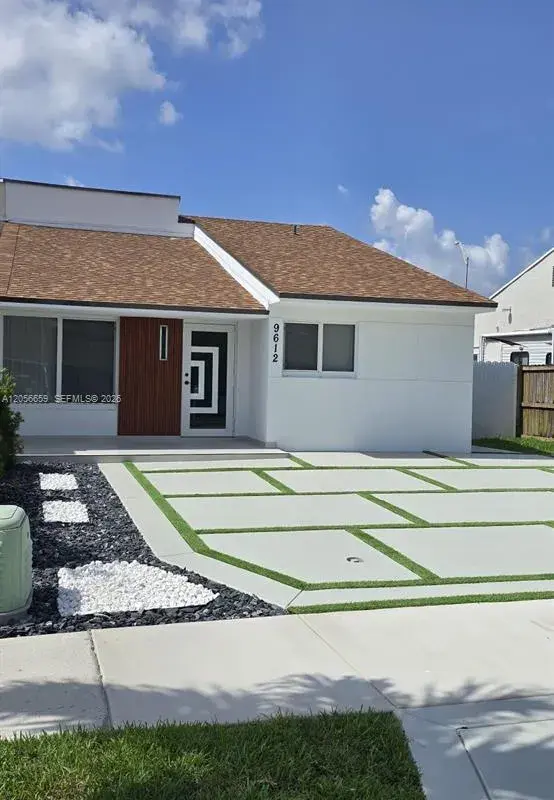 9612 Grand Canal Dr, Miami FL 33174