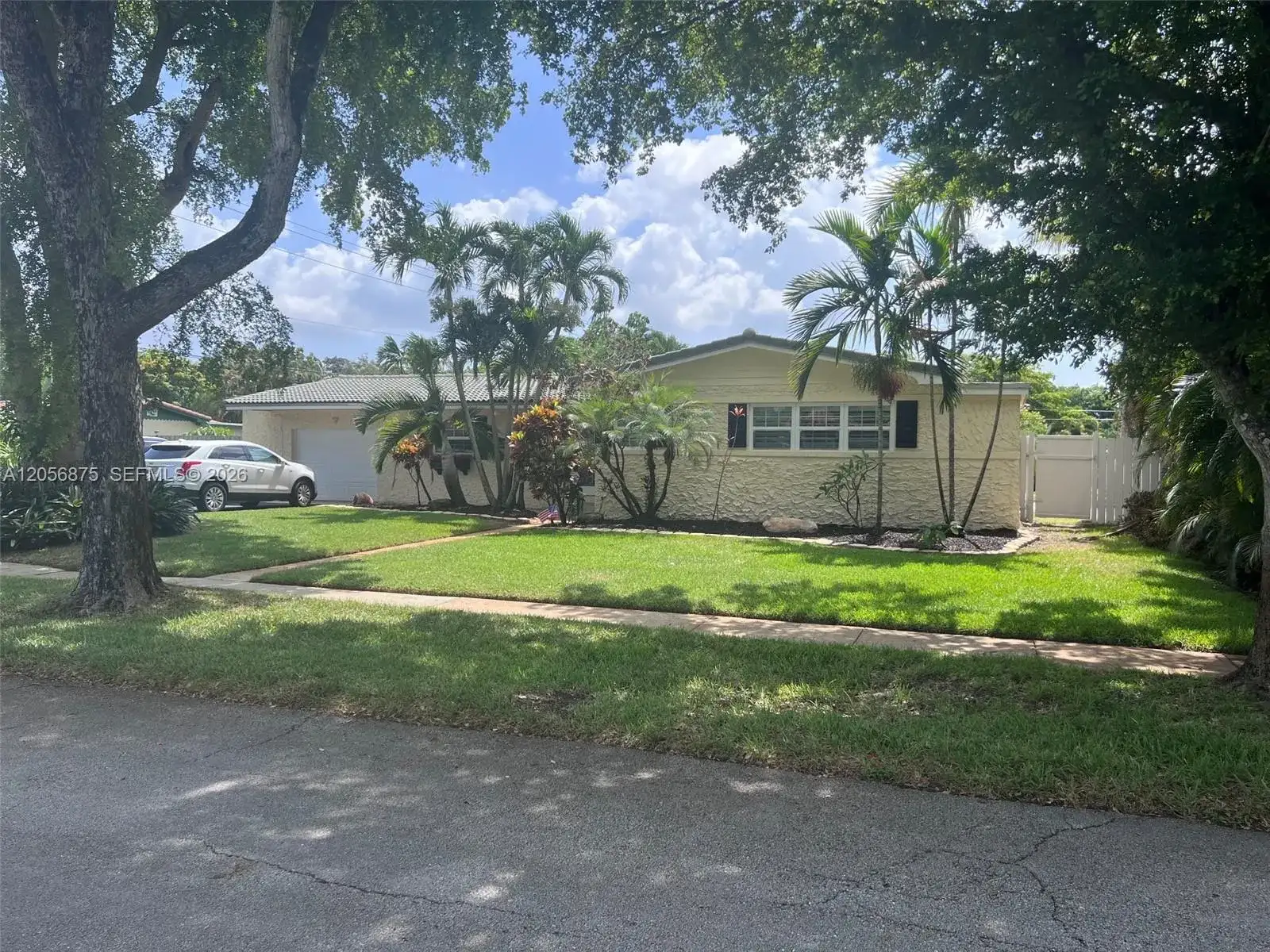 880 Azalea Ct, Plantation FL 33317 photo 2